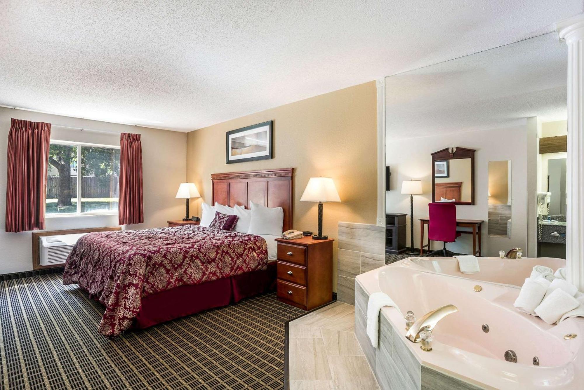 Rodeway Inn Cedar Rapids Buitenkant foto
