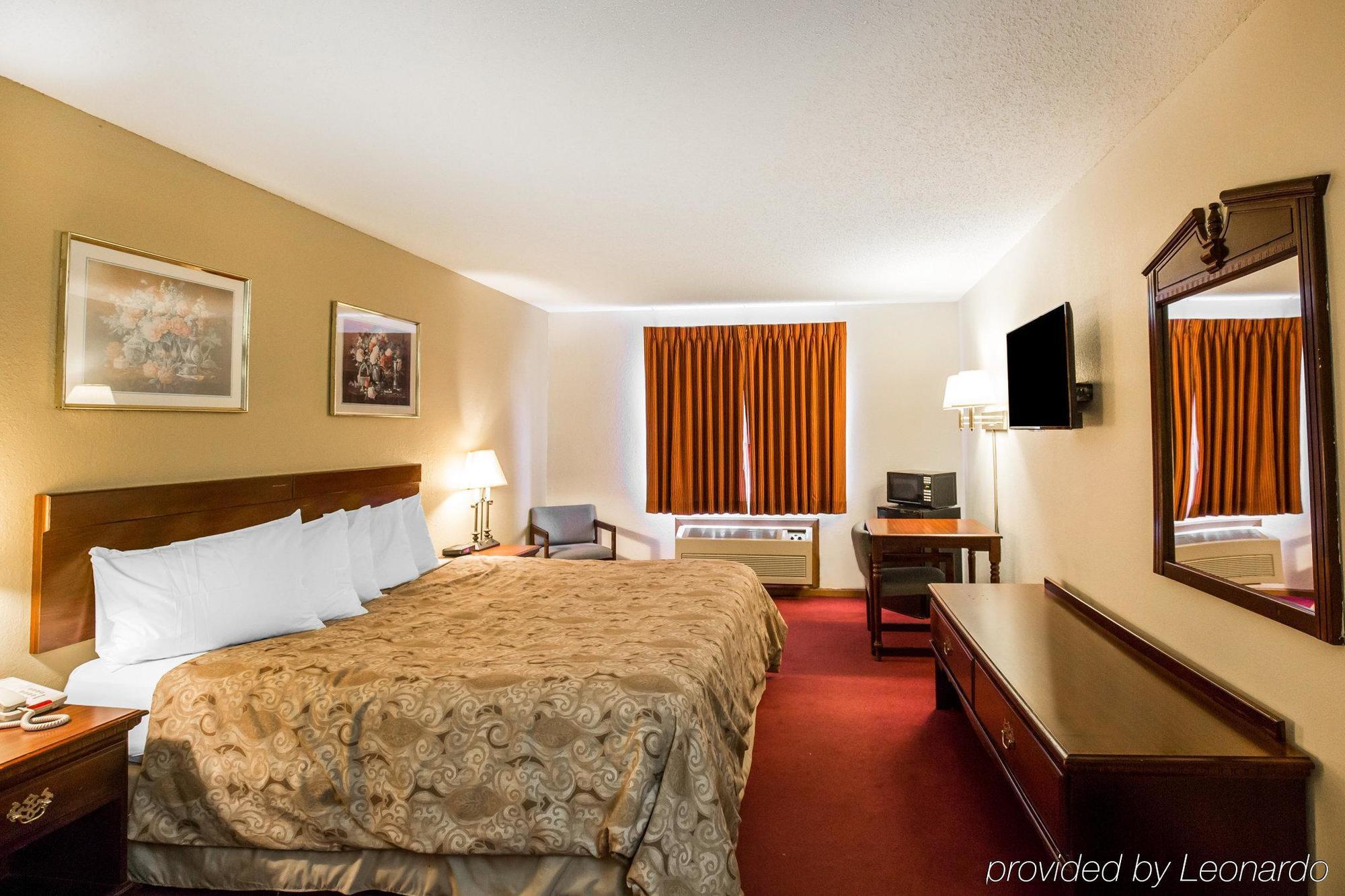 Rodeway Inn Cedar Rapids Buitenkant foto