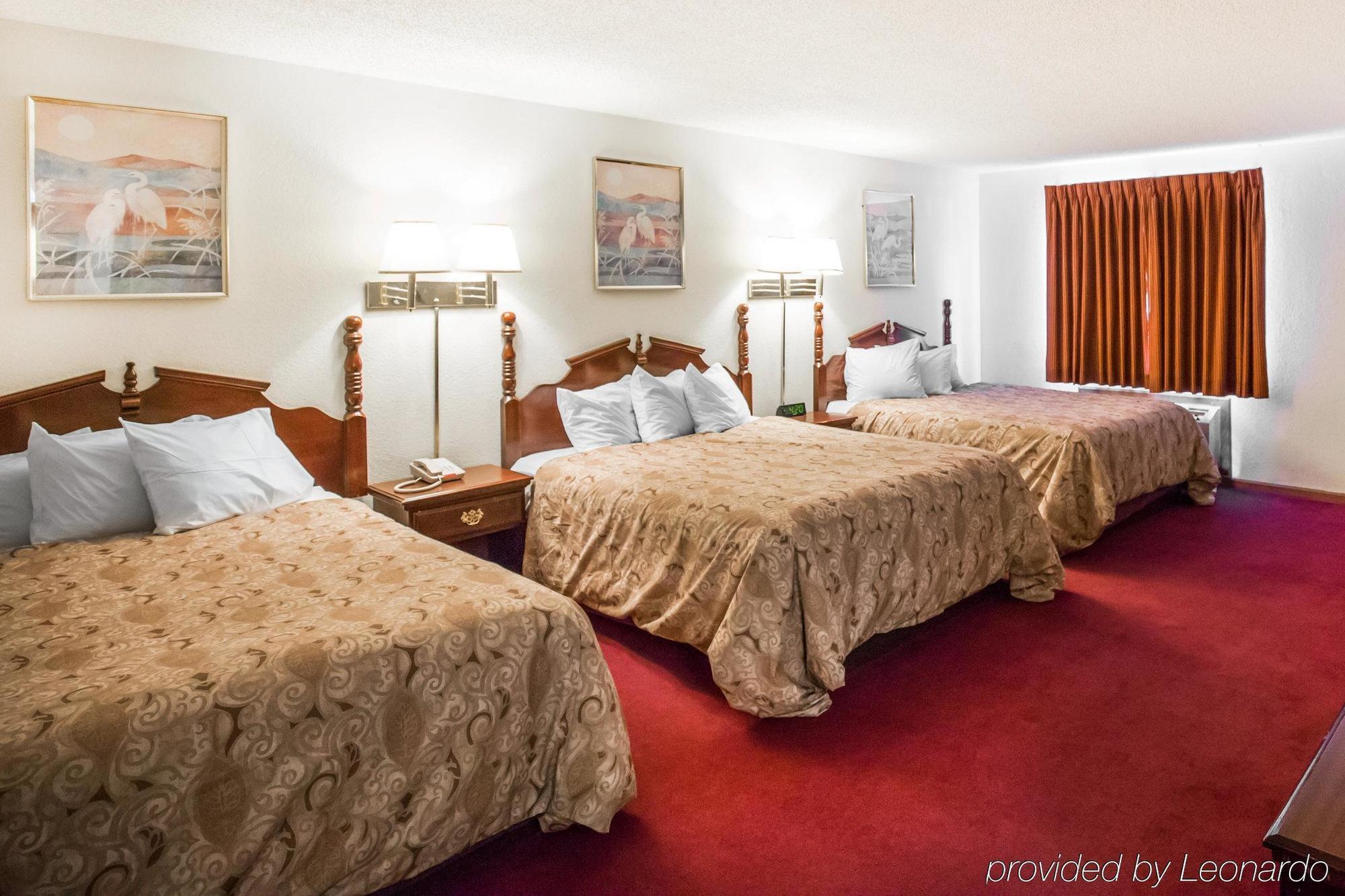 Rodeway Inn Cedar Rapids Buitenkant foto