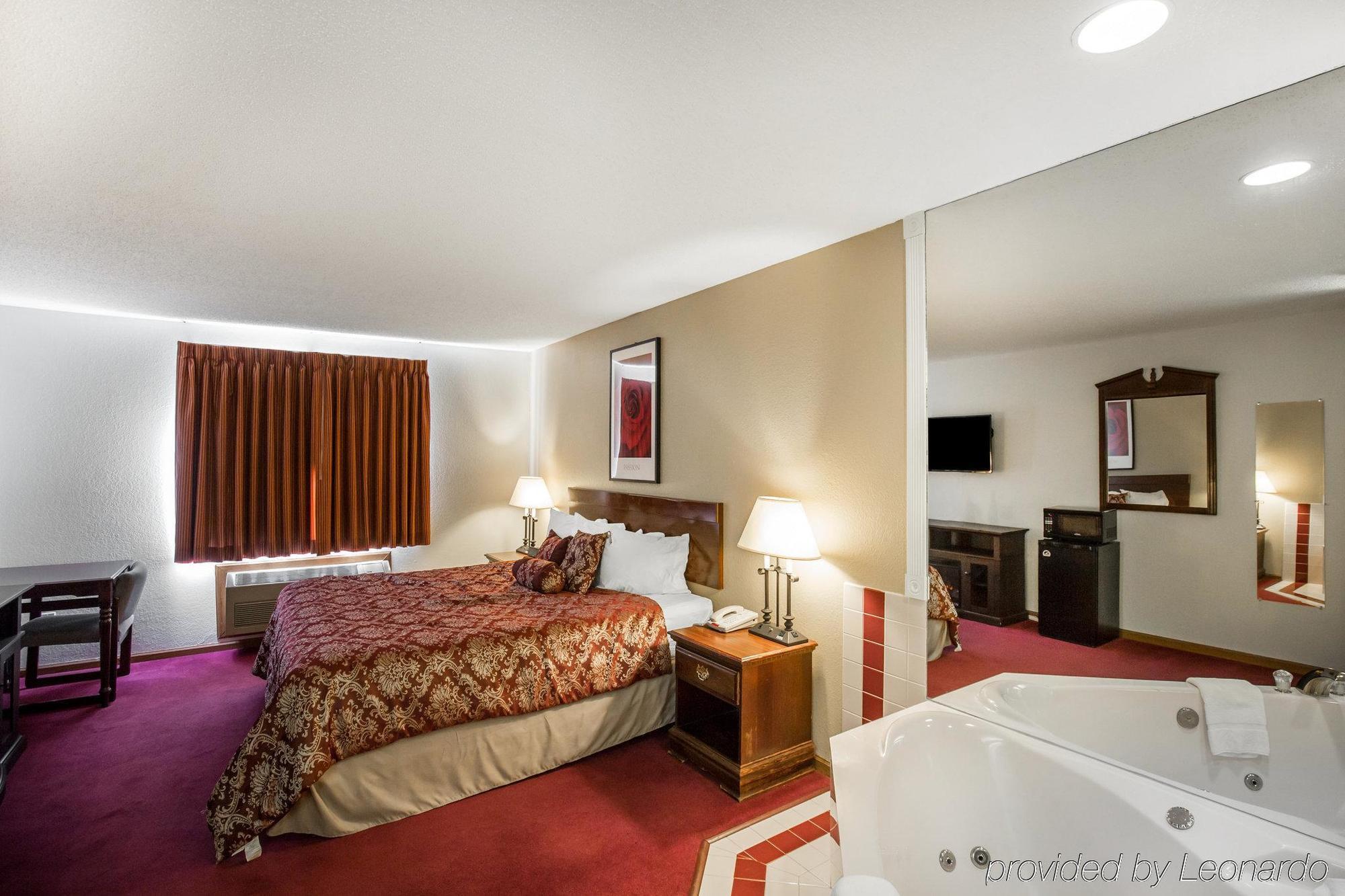Rodeway Inn Cedar Rapids Buitenkant foto