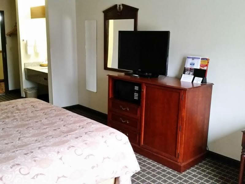Rodeway Inn Cedar Rapids Buitenkant foto